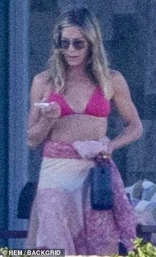 Aniston stopped to reapply sunscreen