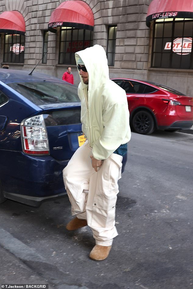 He further disguised himself by sporting large, black sunglasses and a blue beanie over his blonde hair