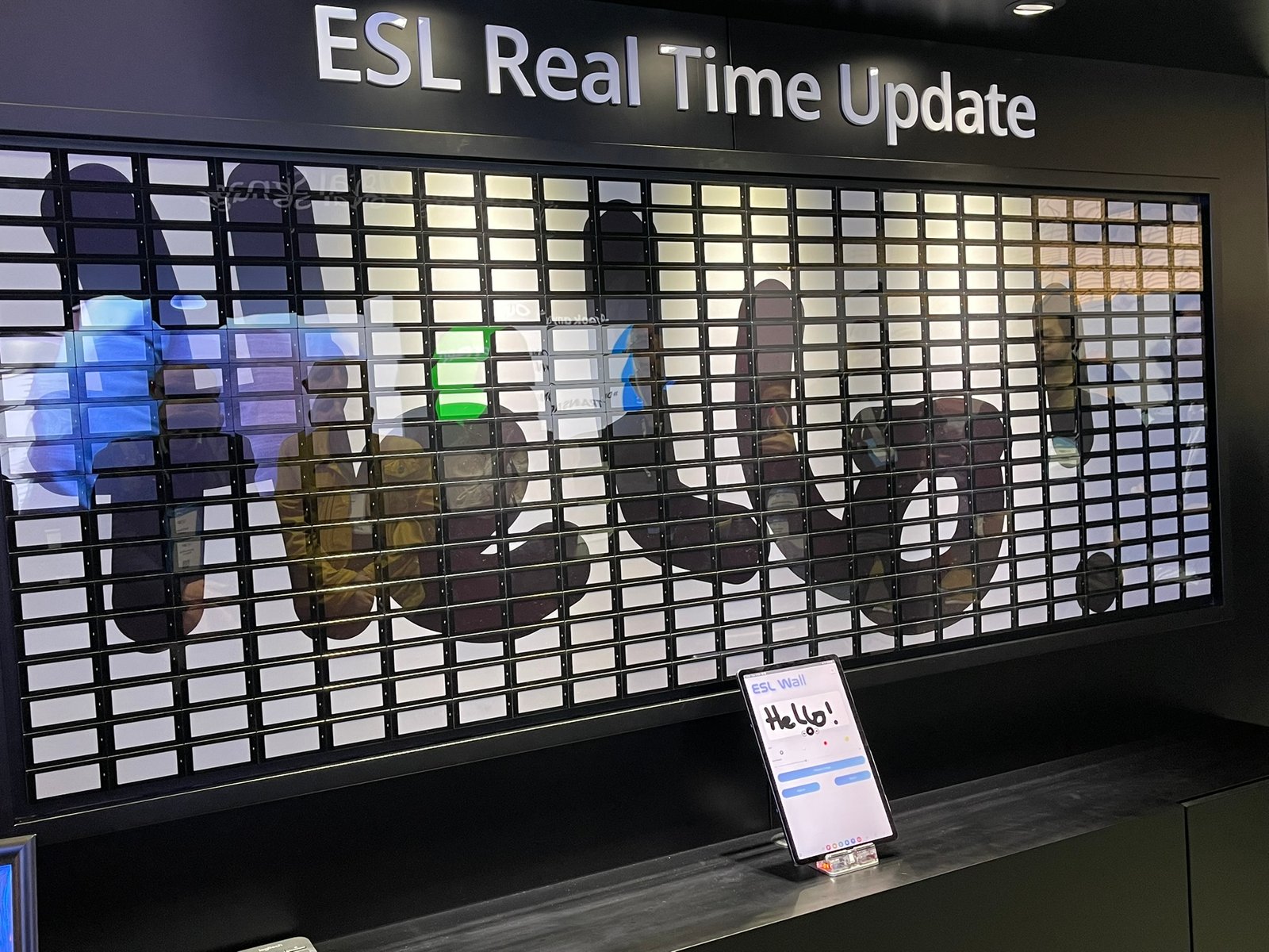 Solum's electronic shelf label 'Real Time Update' wall.