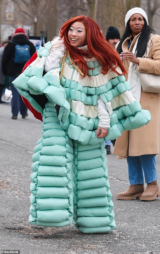 Standing at just 5'1", she commanded attention in mint blue and white getup that included a bubble cape and and coordinating flared trousers