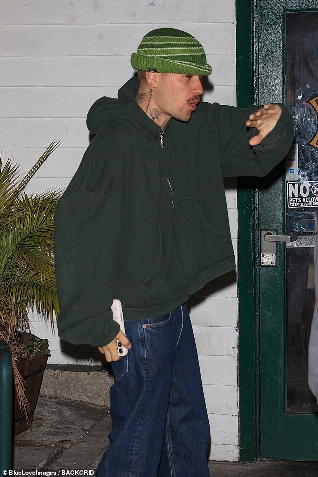 Justin wore baggy jeans to the famed eatery