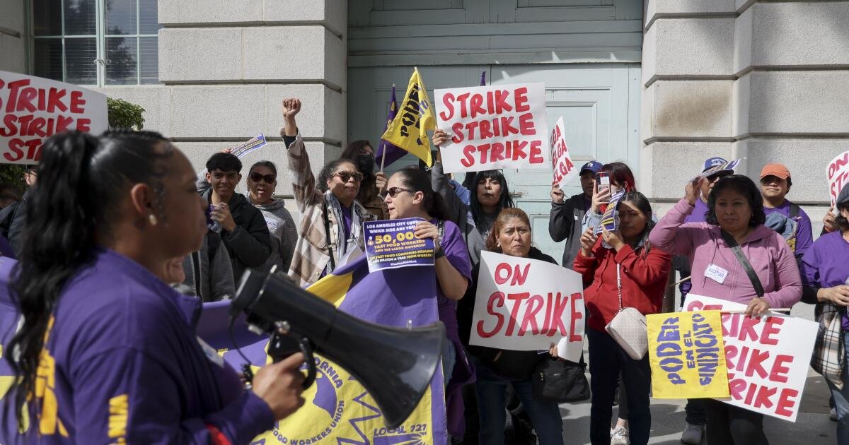 L.A. fast food workers ask city officials to OK ‘fair work week’ law